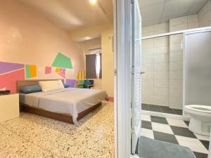 北港镇177北港馆民宿的一间卧室配有一张床,浴室设有淋浴。