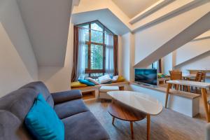 兹拉蒂博尔Apartments Kulturni centar Zlatibor的客厅配有沙发和桌子