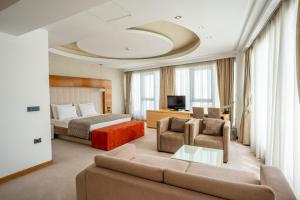 诺维萨德加尔尼中心酒店的酒店客房设有一张沙发和一张床