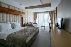 诺维萨德加尔尼中心酒店的酒店客房,配有床和电视
