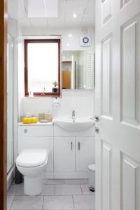 邓弗姆林Bothwell Court Apartments的白色的浴室设有卫生间和水槽。