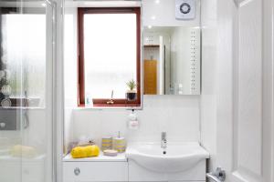 邓弗姆林Bothwell Court Apartments的白色的浴室设有水槽和镜子
