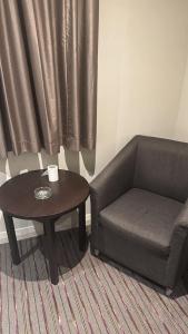 迪拜Perfect Stay Dubai的客厅配有椅子和茶几