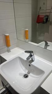 迪拜Perfect Stay Dubai的浴室设有白色水槽和镜子