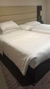 迪拜Perfect Stay Dubai的一张配有白色床单和枕头的大床