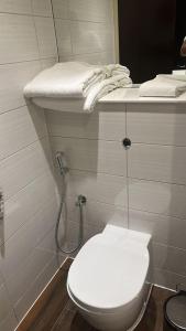迪拜Perfect Stay Dubai的浴室配有白色卫生间和盥洗盆。