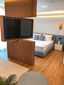 乌尔齐尼Hotel Teuta的一间卧室配有一张大屏幕平面电视的床
