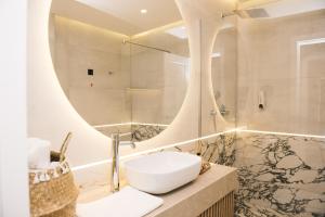 乌尔齐尼Hotel Teuta的一间带水槽和镜子的浴室