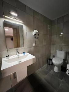 切什梅拜拉姆酒店的一间带水槽和卫生间的浴室