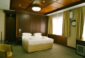 比什凯克比什凯克城市酒店的酒店客房设有床和窗户。