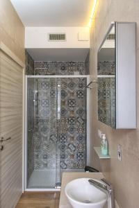 米兰Luxury Cozy Studio by Central Station / Unique View的带淋浴和盥洗盆的浴室