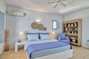 安迪帕罗斯岛Villa Afroditi的一间卧室配有蓝色的床和蓝色椅子