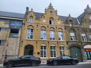 伊普尔St-Georges IV的两辆黑色汽车停在大楼前