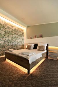 巴亚马雷VIVO Loft Short Stay的一间卧室配有一张大床,墙上挂着一幅大画
