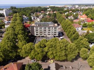派尔努Bob W Pärnu的树木繁茂的城市建筑的顶部景观