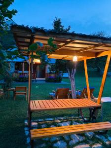 AndrijevicaHousehold Nikolic - Andrijevica, Montenegro的庭院中带凉亭的木餐桌
