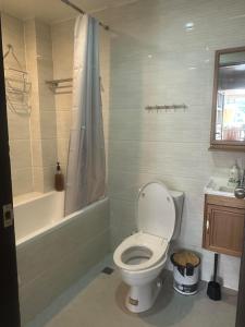 巴纳韦7th Heavens Vacation Home的浴室配有卫生间、浴缸和水槽。