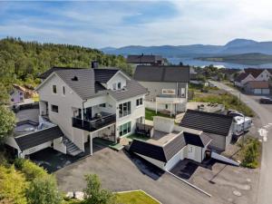 特罗姆瑟Aurora apartment in Kvaloya Tromso的享有白色大房子的空中景致