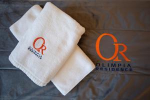 萨图马雷Olimpia Residence Central Satu Mare的桌子上一双毛巾