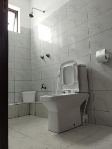 蒙巴萨Volume view Apartments的白色的浴室设有卫生间和水槽。