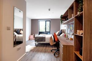 考文垂Modern Ensuites with Shared Kitchen at Trinity View Student Accommodation in Coventry的一间卧室配有一张床和一张书桌