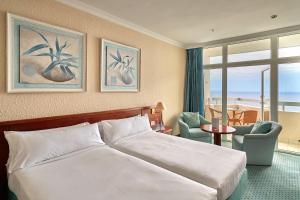 拉克鲁斯Precise Resort Tenerife的酒店客房设有一张床,享有海景。