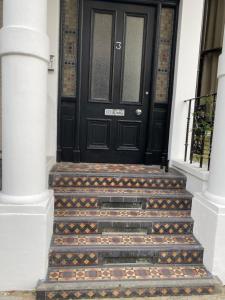 伦敦City gem的楼梯房子上的黑色门
