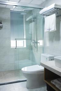 涪陵重庆建峰宾馆的带淋浴、卫生间和盥洗盆的浴室