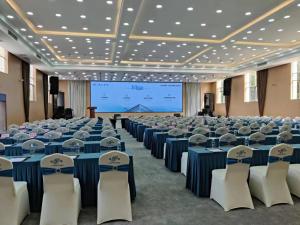 涪陵重庆建峰宾馆的一个带蓝色桌椅的大型宴会厅