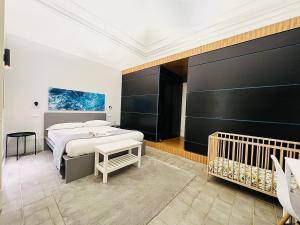卡塔尼亚Ruanera的一间卧室配有一张床和一张婴儿床