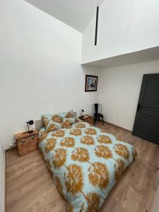 蒙彼利埃Villa proche centre Montpellier的一间卧室配有一张带花卉床罩的床