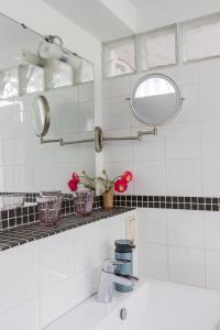 法尔肯斯瓦德登特住宿加早餐旅馆的白色的浴室设有水槽和镜子