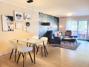 奥斯赛拜-屈隆斯博恩Appartementanlage Ostseeblick的客厅配有桌椅