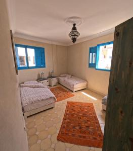 塔哈佐特Taghazout Ocean View的一间带两张床的卧室和地毯