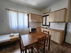 阿佐里姆诺斯Theodorou的厨房配有桌椅和冰箱。