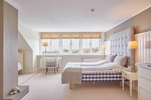 吉利勒杰吉勒里亚巴德酒店的卧室配有1张床、1张桌子和1把椅子