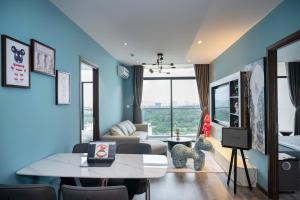 头顿BEARBRICK homestay near beach, CSJ Tower Apartment Vung Tau的客厅配有桌子和沙发