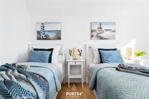 奥尔本尼兹Port Seven的卧室设有两张蓝色和白色的床