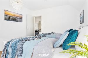 奥尔本尼兹Port Seven的一间卧室配有一张带蓝色枕头的床。