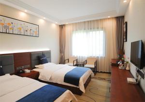 涪陵重庆建峰宾馆的酒店客房设有两张床和一台平面电视。