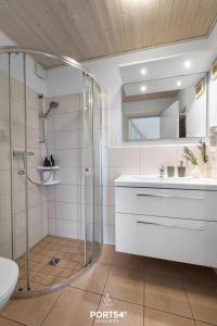 温德托尔夫Ferienhaus Marina Lounge Wendtorf的带淋浴、盥洗盆和卫生间的浴室
