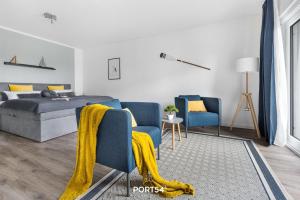 达普Meerzeit Damp的一间卧室配有一张床和两张蓝色椅子