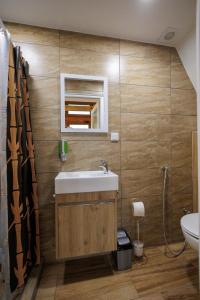 比哈奇Resort La Familia的一间带水槽和镜子的浴室