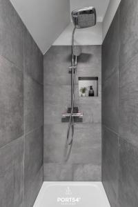 比苏姆Momme II的浴室铺有灰色瓷砖,设有淋浴。
