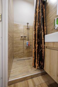 比哈奇Resort La Familia的带淋浴和浴帘的浴室