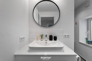 弗伦斯堡Leneshus的白色的浴室设有水槽和镜子