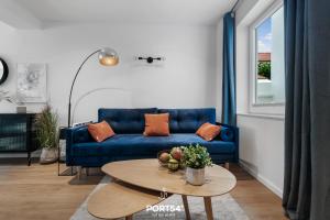 弗伦斯堡Leneshus的客厅配有蓝色的沙发和桌子