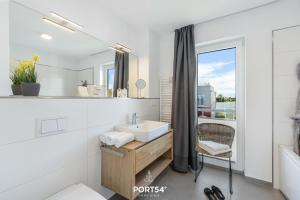 奥尔本尼兹Barbara的白色的浴室设有水槽和镜子
