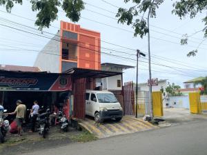 PalopoRedDoorz near GOR Lagaligo Palopo的停在大楼前的白色货车