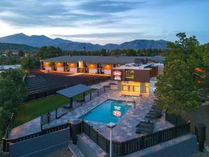 弗拉格斯塔夫Aiden by Best Western Flagstaff的享有酒店空中美景,设有游泳池